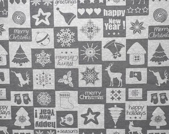Könnte beinhalten: Ein grau-weißer Stoff mit einem wiederkehrenden Raster aus Feiertagsmotiven wie Rentieren, Weihnachtsbäumen, Schneeflocken, Sternen, Herzen, Glocken, Strümpfen und Fäustlingen sowie dem Text Merry Christmas, Happy New Year und Season's Greetings.