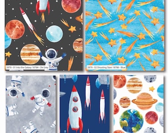 Può includere: Cinque diversi design di tessuto con tema spaziale. I design includono un razzo, pianeti, stelle e astronauti. I tessuti sono di vari colori, tra cui blu, grigio, bianco e blu navy.