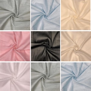 Può includere: Nove campioni di tessuto in vari colori, tra cui azzurro, rosa, nero e crema. Ogni campione è arricciato e strutturato, mostrando la drappeggiatura e la lucentezza del tessuto. I tessuti sembrano leggeri e adatti all'abbigliamento o all'arredamento.