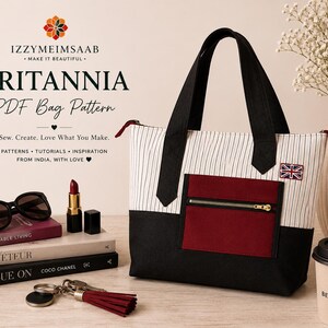 Puede incluir: Un bolso tote de tela blanca con finas rayas verticales negras, base negra sólida y un bolsillo frontal rojo oscuro con cremallera dorada. El bolso tiene asas negras, un pequeño parche de la bandera británica y tiradores rojos en la cremallera.