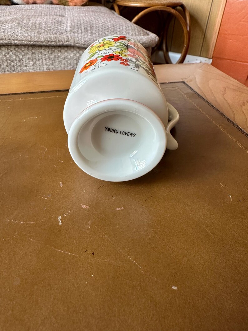 Vintage young Lovers Pedestal Flower Power Daisy Girl Coffee Mug/ Tea