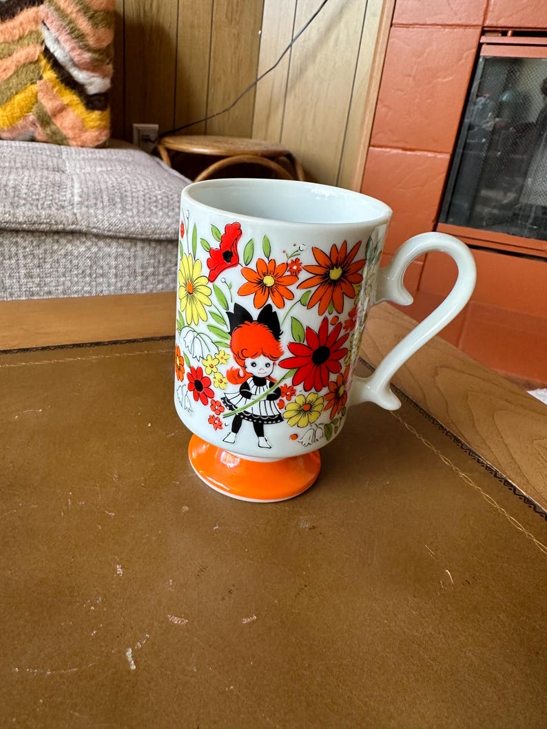 Vintage young Lovers Pedestal Flower Power Daisy Girl Coffee Mug/ Tea