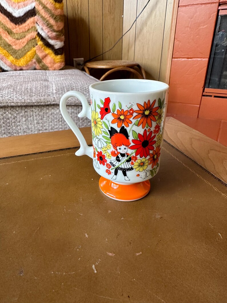 Vintage young Lovers Pedestal Flower Power Daisy Girl Coffee Mug/ Tea