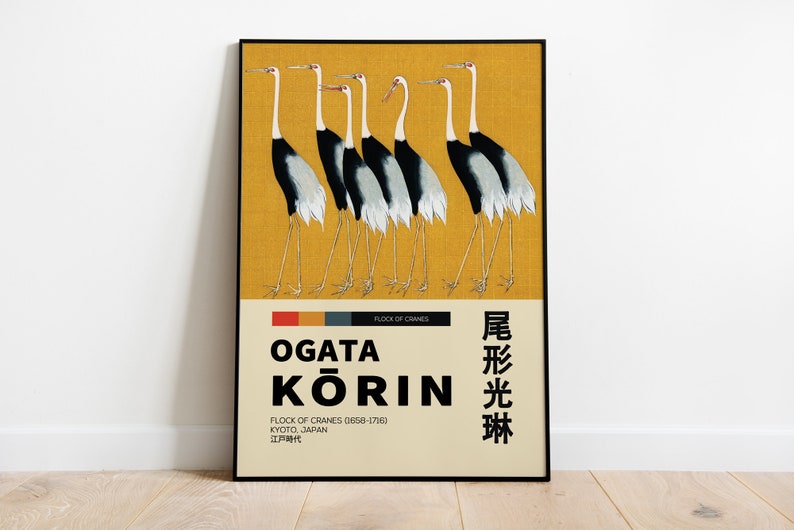 Może przedstawiać: Winietkowy plakat przedstawiający stado żurawi w czerni i bieli na ż&oacute;łtym tle. Plakat nosi tytuł "Ogata K&otilde;rin" i zawiera tekst "Flock of Cranes (1658-1716) Kyoto, Japan 江戸時代".