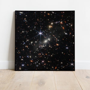 Könnte beinhalten: Ein Schwarzweißfoto einer Galaxie mit vielen Sternen und einem hellen Stern in der Mitte.