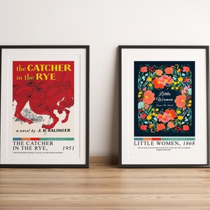 Może przedstawiać: Dwa oprawione wydruki okładek książek. Lewy wydruk jest czerwony i biały z tekstem "the CATCHER in the RYE" i "a novel by J.D. SALINGER". Prawy wydruk jest niebieski z kwiatowym wzorem i tekstem "Little Women" i "LITTLE WOMEN, 1868".