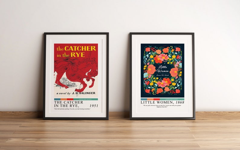 Może przedstawiać: Dwa oprawione wydruki okładek książek. Lewy wydruk jest czerwony i biały z tekstem "the CATCHER in the RYE" i "a novel by J.D. SALINGER". Prawy wydruk jest niebieski z kwiatowym wzorem i tekstem "Little Women" i "LITTLE WOMEN, 1868".