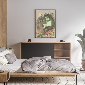 K&ouml;nnte beinhalten: Ein Schlafzimmer-Interieur mit einem Bett, einem Nachttisch, einer Lampe, einer Kommode, einer Pflanze und einem gerahmten Druck eines Frosches, der Fl&ouml;te spielt.