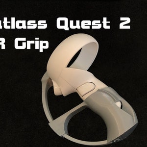 Könnte beinhalten: Ein weiß-grauer VR-Griff für die Oculus Quest 2 mit dem Text "Cutlass Quest 2 VR Grip" in Weiß. Der Griff hat ein gebogenes Design und besteht aus Kunststoff. Das Produkt soll das VR-Erlebnis verbessern.