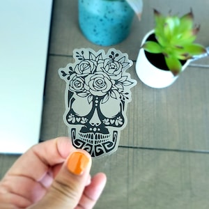 Pegatina de vinilo transparente con diseño de calavera floral / Pegatina transparente / Pegatina resistente al agua / Floral / Día de los Muertos / Día de los Muertos /