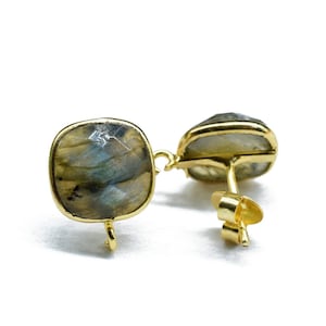 Puede incluir: Un par de pendientes de oro con piedras preciosas de labradorita de forma cuadrada. Los pendientes tienen un diseño sencillo y son perfectos para el uso diario.