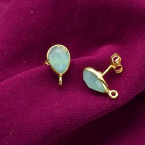 Conector de aretes en forma de lágrima de calcedonia aguamarina de 7 x 10 mm, engaste de poste con aro abierto, aretes chapados en oro de calcedonia aguamarina con aro
