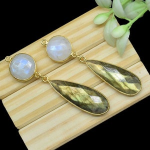 Peut inclure: Une paire de boucles d'oreilles en or avec des pierres de labradorite en forme de larme et des accents de pierre de lune ronds.
