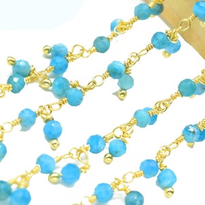 以下が含まれることがあります： ゴールドチェーンにターコイズブルーのビーズと小さなゴールドビーズがぶら下がっている