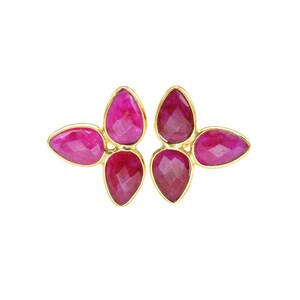 Peut inclure: Une paire de boucles d'oreilles en or avec quatre fleurs en pierres pr&eacute;cieuses roses. Chaque fleur a quatre p&eacute;tales.