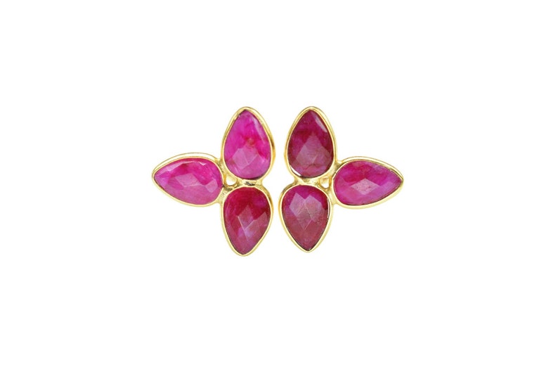 Peut inclure: Une paire de boucles d'oreilles en or avec quatre fleurs en pierres pr&eacute;cieuses roses. Chaque fleur a quatre p&eacute;tales.