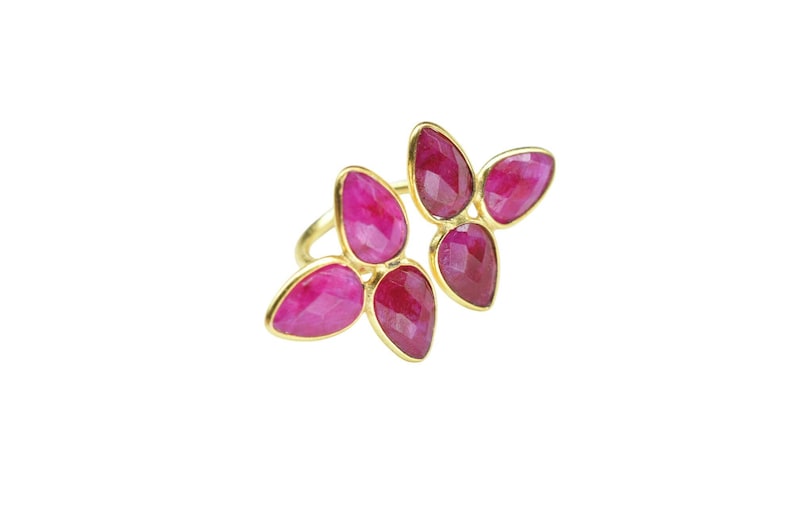 Peut inclure: Une bague en or avec cinq accents de pierres pr&eacute;cieuses roses en forme de p&eacute;tales de fleurs.