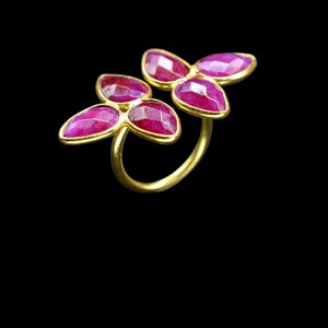 Peut inclure: Bague en or avec trois fleurs en pierres pr&eacute;cieuses roses.