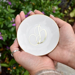Plato de anillo de monograma, titular de joyería de forma cuadrada redonda de corazón inicial, regalo de propuesta de dama de honor, regalo de San Valentín de aniversario de cumpleaños de boda