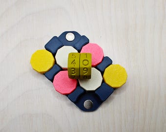 Kit de fichas magnéticas para juegos con 4 fichas; tamaño tarjeta para un fácil almacenamiento.