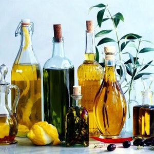 Puede incluir: Una colección de ocho botellas de vidrio llenas de diferentes tipos de aceite. Las botellas están dispuestas sobre una superficie blanca con una ramita de romero, un limón y un chile rojo.
