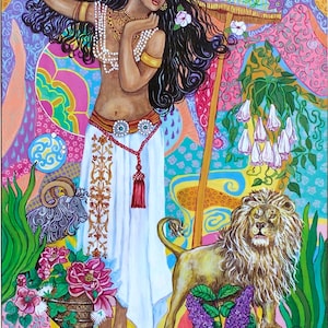 Puede incluir: Una pintura colorida de una mujer con cabello negro largo, vestida con un vestido blanco y una faja roja. Ella sostiene un pájaro blanco en su mano izquierda y una sombrilla rosa y blanca en su mano derecha. Hay flores, un león y un carnero en el fondo.