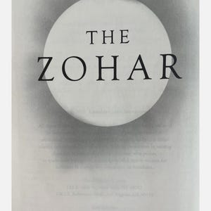 Puede incluir: La portada de un libro titulado "The Zohar: The Complete Original Aramaic Text". La portada presenta un círculo grande blanco con el título en texto negro.