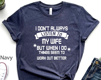 Camiseta divertida para marido con frase "Escucha a mi esposa"