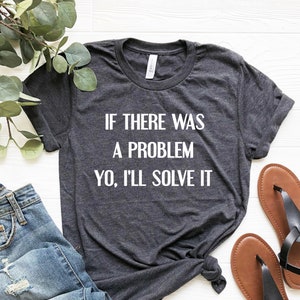 以下が含まれることがあります： 白い文字で「If there was a problem yo, I'll solve it」とプリントされた濃いグレーのTシャツです。
