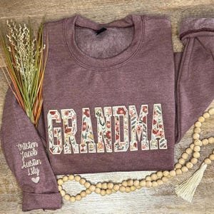 Embroidered Grandma Sweatshirt, Custom Personalized Grandma Sweatshirt with Kids Names, Floral Sweatshirt, Gift for Gigi, Mother's Day Gift