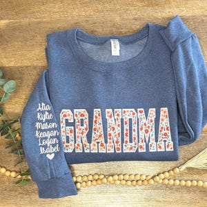 Embroidered Grandma Sweatshirt, Custom Personalized Grandma Sweatshirt with Kids Names, Floral Sweatshirt, Gift for Gigi, Mother's Day Gift