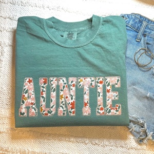 Auntie Shirt, Embroidered Auntie T Shirt, Floral Applique Shirt, Gift for Auntie, Aunt Shirt, New Aunt Gift, Gift for Baby Announcement