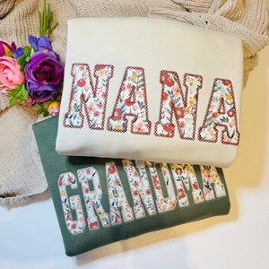 Grammy Sweatshirt, Embroidered Grandma Sweatshirt, Personalized Gift, Floral Appliqué Sweatshirt, Mother's Day Gift, Birthday Gift for Mom