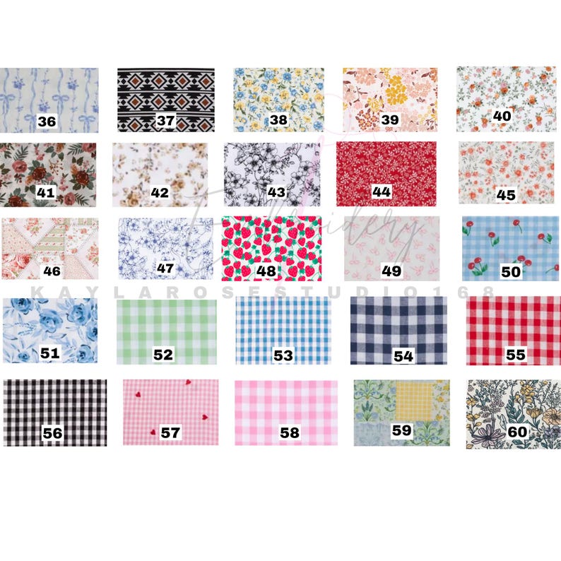 Op de afbeelding: Een raster van vijfentwintig stofstalen genummerd van 36 tot 60, met diverse patronen waaronder bloemenprints, vichy-ruitjes, aardbeien, kersen en geometrische ontwerpen in een breed scala aan kleuren op een witte achtergrond.