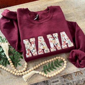 Nana Sweatshirt, Embroidered Nana Sweatshirt, Personalized Gift, Floral Appliqué Sweatshirt, Christmas Gift, Birthday Gift for Nana