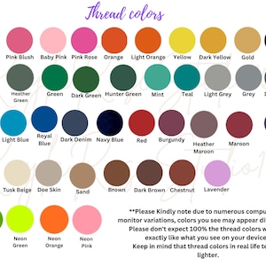 Op de afbeelding: Een kleurenkaart met de titel Thread colors toont vierenveertig cirkelvormige kleurstalen met labels zoals Super white, Pink Blush, Baby Pink, Pink Rose, Orange, Light Orange, Yellow, Dark Yellow, Gold, Black, groentinten, blauwtinten en andere.