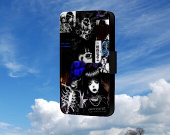 Puede incluir: Funda de teléfono negra con un collage de imágenes, que incluyen un esqueleto, una mujer con ojos azules y una mujer con cabello negro y un collar gargantilla. El texto "FOREVER KNOWS BEST" está impreso en la funda.