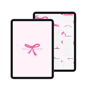 Könnte beinhalten: Zwei digitale Tablets mit einem rosa Tagesplaner. Ein Tablet zeigt eine rosa Schleifengrafik mit den Worten "Daily Planner". Das andere zeigt ein Planer-Layout mit rosa Schleifenakzenten und Abschnitten.