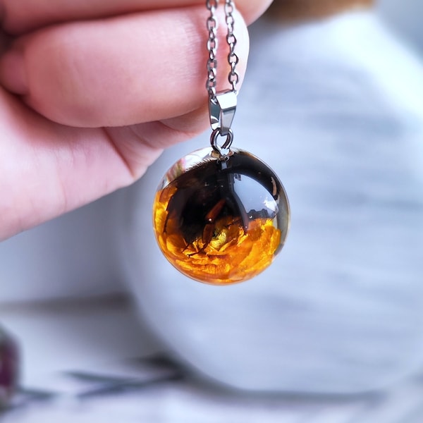 Bumblebee orb necklace. Real buttercup and bee in clear resin pendant. Epoxy resin real flower necklace