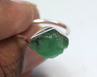 Unique Green Rough Emerald Ring/Solid SIlver Bohemian Bezel Ring/Stacking Minimalist Ring/May Birthstone Dainty Ring