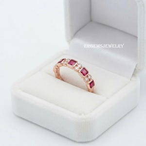 Fede nuziale con rubini e diamanti, anello di fidanzamento con rubino taglio quadrato incastonato a castone, anello alternativo a grappolo in oro rosa, anello minimalista di grande impatto