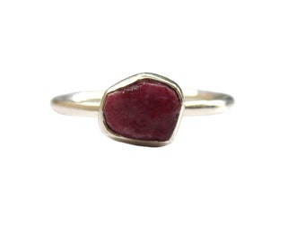 最高品質の天然ピンクルビーリング/ユニークな重ね付けボヘミアン風天然宝石ジュエリー/ベゼルリング/7月の誕生石リング/ミニマリストリング（彼女用）