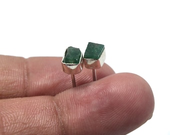 Brinco de pino de prata bruta com esmeralda genuína de alta qualidade/brinco de pino com moldura boho feito à mão/brinco de pino delicado com esmeralda verde/joia de pino para uso diário