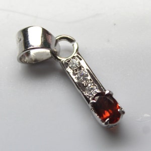 Hermoso colgante de piedra preciosa de granate rojo/Colgante minimalista de plata maciza de diseñador/Colgante solitario de amor unificado audaz/Regalo de baby shower para ella