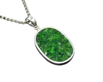 Colgante ovalado de plata maciza único / Colgante de esmeralda natural pequeña en bruto