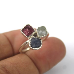 Bellissimo anello di cristallo di design, anello con pietra preziosa grezza, anello in argento, anello con pietre portafortuna, anello con tre zaffiri grezzi, anello con granato e acquamarina grezzi