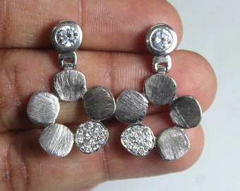 Örhängen med borstade silverblommor, smycken med ekologiska kronblad, örhängen i matt silver, hängen i pavefärgad kristall, unika moderna blommiga örhängen