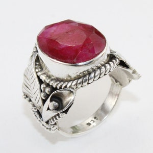 Anillo de plata de ley con rubí y corindón natural, diseño artesanal de hojas, anillo grande ovalado con gema rosa, joyería llamativa de estilo victoriano vintage.