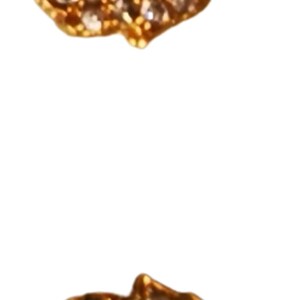 Può includere: Un paio di orecchini a forma di mano di Hamsa dorati con pietre di zircone cubico trasparenti.