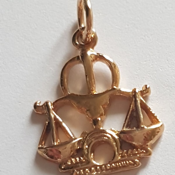 Pendentif en plaqué or - le symbole de la justice -